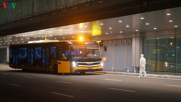 Vietnamesen werden per Flugzeug aus der chinesischen Stadt Wuhan nach Vietnam gebracht - ảnh 5