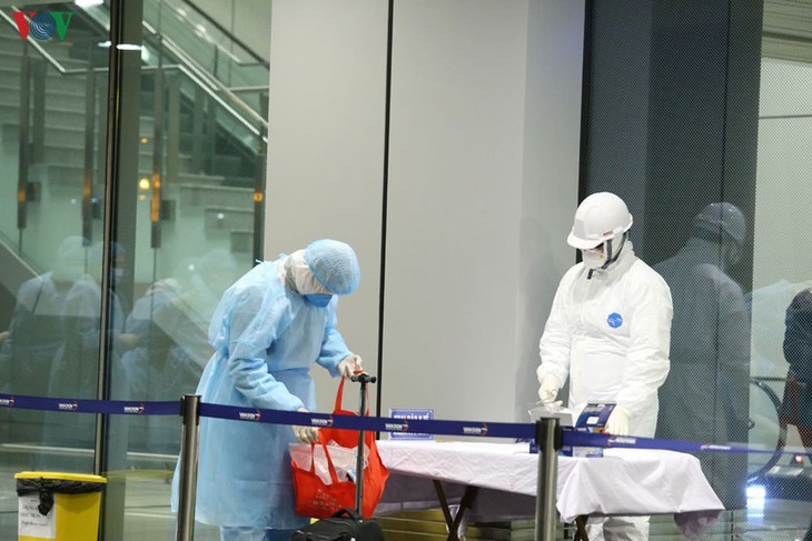 Vietnamesen werden per Flugzeug aus der chinesischen Stadt Wuhan nach Vietnam gebracht - ảnh 8