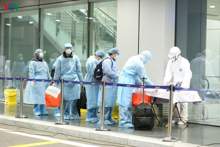 Vietnamesen werden per Flugzeug aus der chinesischen Stadt Wuhan nach Vietnam gebracht - ảnh 9