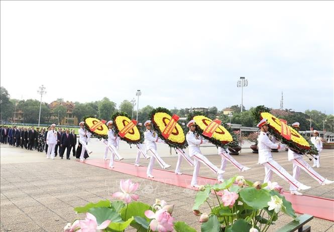 Spitzenpolitiker besuchen das Ho-Chi-Minh-Mausoleum - ảnh 1