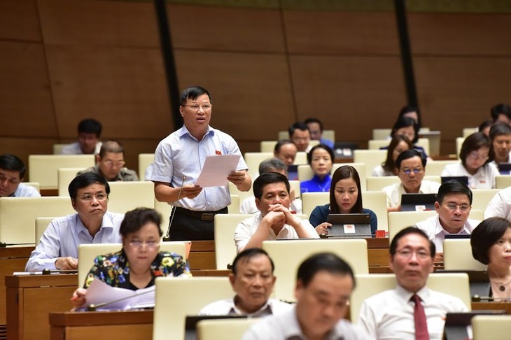 Das Parlament verabschiedet zahlreiche Beschlüsse am letzten Sitzungstag - ảnh 1