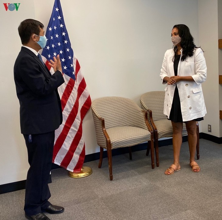 Hanoi übergibt New York zwei Tonnen Schutzmasken - ảnh 1