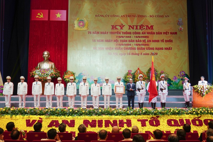 Premierminister Nguyen Xuan Phuc nimmt an Jubiläum der Volkspolizei teil - ảnh 1