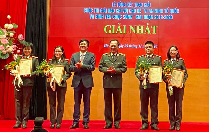 Verleihung von 44 Pressepreisen über das Thema „Für Sicherheit des Vaterlandes und für das friedliche Leben“ - ảnh 1