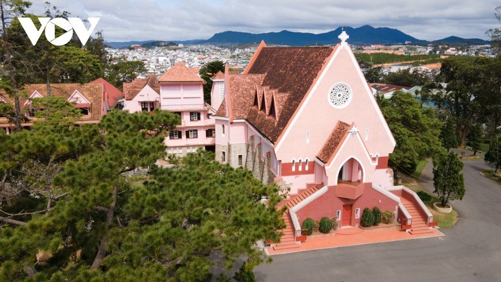 „Check in” in der Rosa-Kirche in Da Lat - ảnh 12