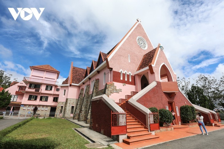 „Check in” in der Rosa-Kirche in Da Lat - ảnh 1