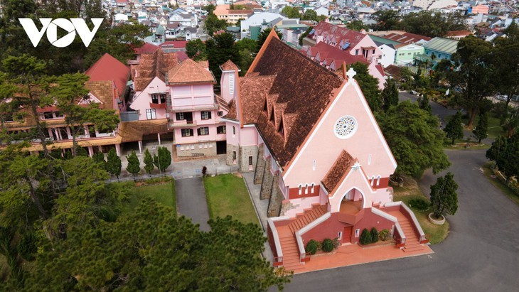 „Check in” in der Rosa-Kirche in Da Lat - ảnh 2