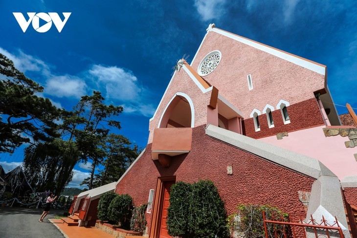 „Check in” in der Rosa-Kirche in Da Lat - ảnh 9