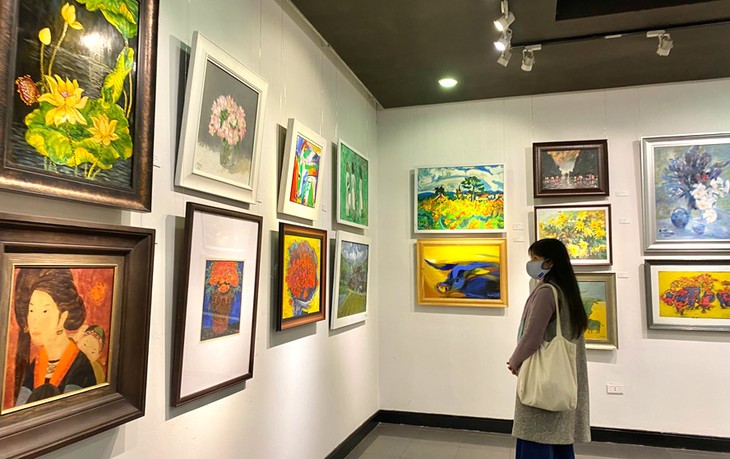 Ausstellung von 167 Kunstwerken zum Frühling - ảnh 1