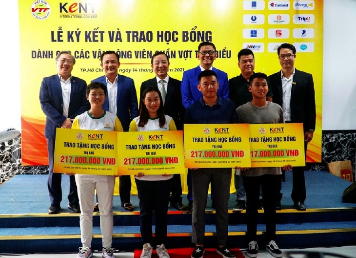 Stipendien für vier ausgezeichnete Tennisspieler - ảnh 1