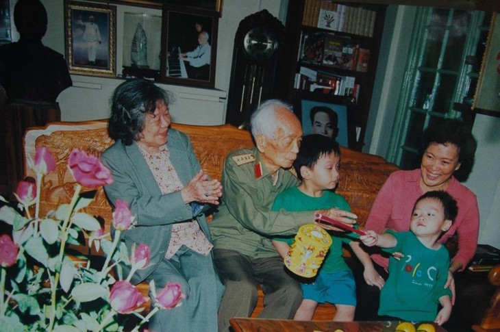 General Vo Nguyen Giap in Bildern des Fotografen Tran Hong - ảnh 3