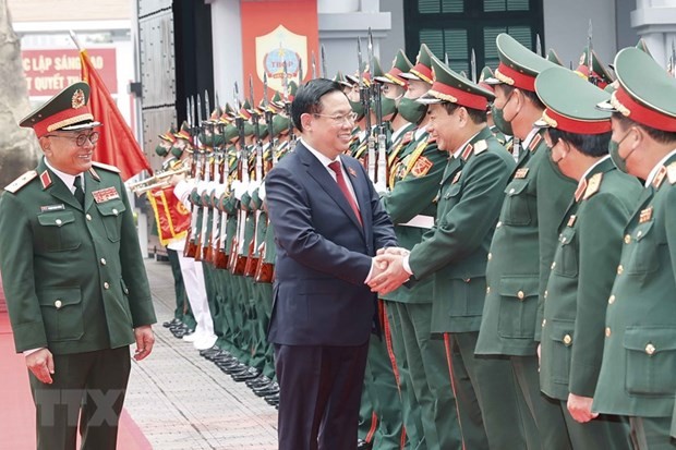 Parlamentspräsident Vuong Dinh Hue besucht die Behörde für Geheimdienst - ảnh 1