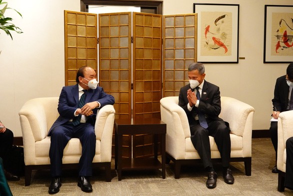 Staatspräsident Nguyen Xuan Phuc ist in Singapur eingetroffen - ảnh 1