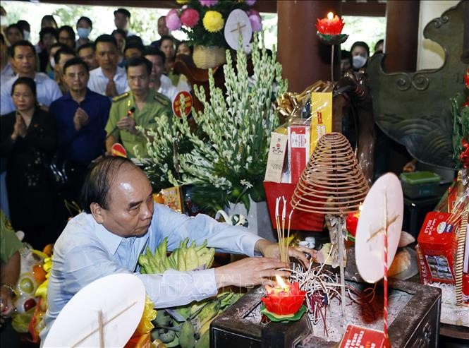 Gedenken an Präsident Ho Chi Minh in Gedenkstätte in Ba Vi - ảnh 1