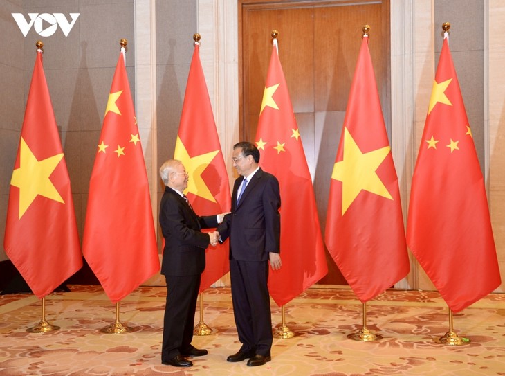 KPV-Generalsekretär Nguyen Phu Trong führt ein Gespräch mit dem chinesischen Premierminister Li Keqiang - ảnh 1