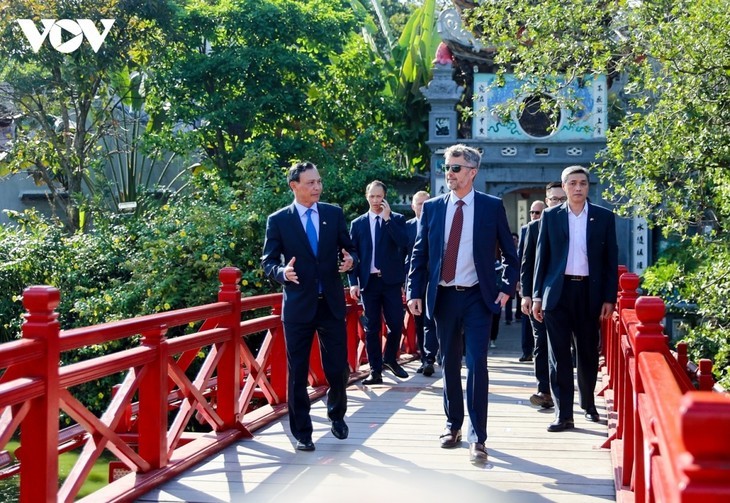 Der dänische Kronprinz erlebt Dong Ho-Bilder und Wasserpuppentheater in Hanoi - ảnh 2