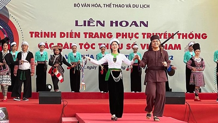 Trachtenmodenschau der ethnischen Minderheiten in Nordvietnam - ảnh 1