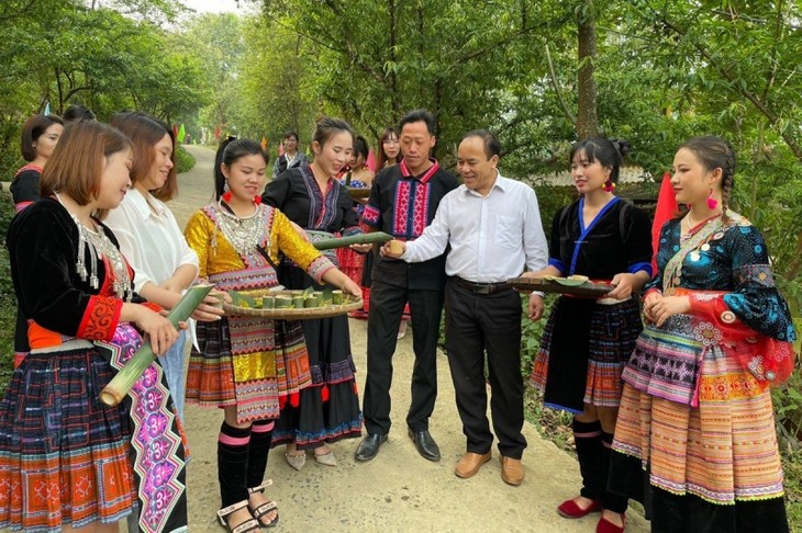 Markttag in Lai Chau: Werbung für Kultur der ethnischen Minderheit - ảnh 1