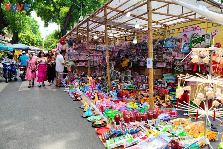 Beim Mondfest ist die Altstadt von Hanoi lebhaft und bunt - ảnh 11