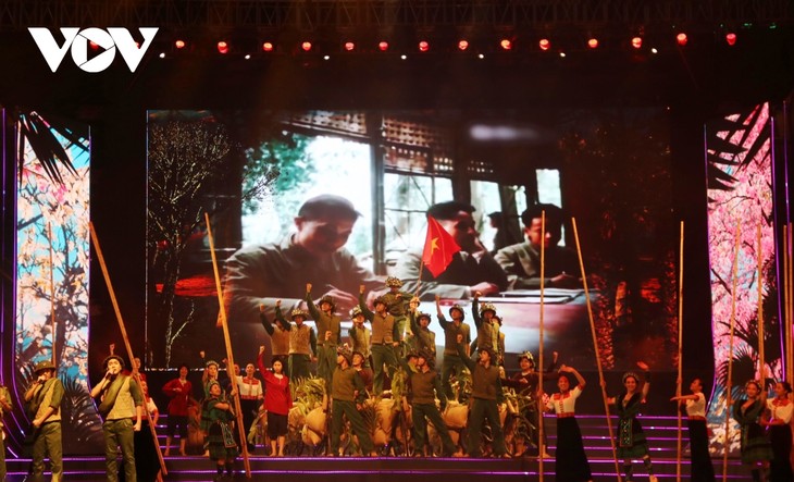 Kunstdarbietung „unsterbliche Heldenlieder” in Ho-Chi-Minh-Stadt - ảnh 1