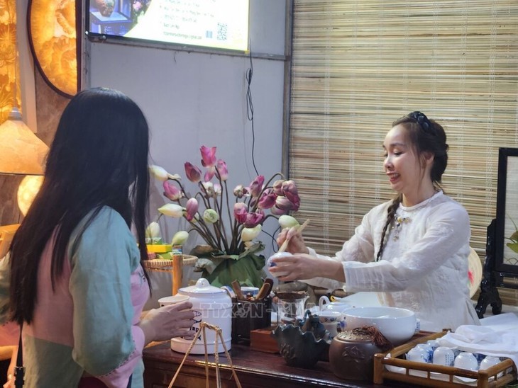 Das Lotus-Fest in Hue zieht Touristen an - ảnh 1