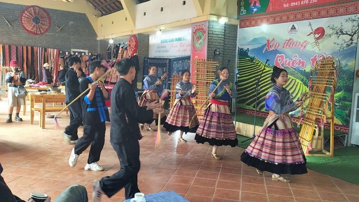 Einzigartige Tänze der Mong in Bac Ha und Si Ma Cai - ảnh 2