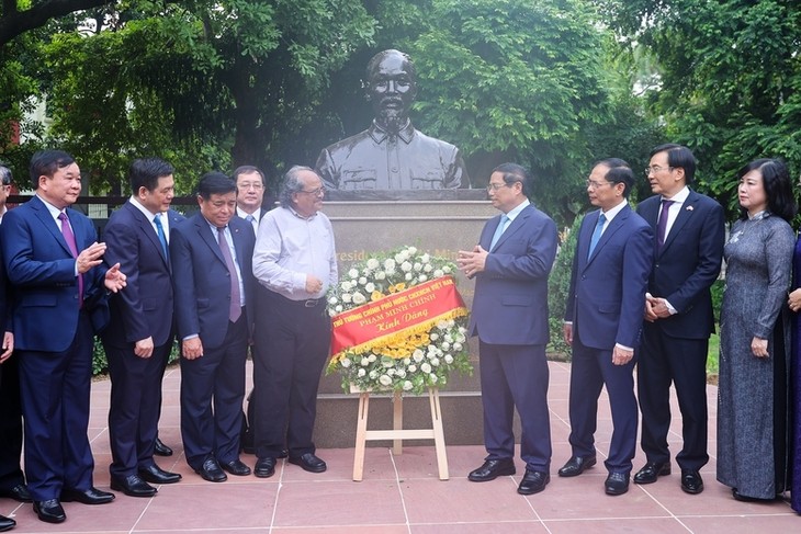 Premierminister Pham Minh Chinh legt Blumenkränze beim Denkmal von Präsident Ho Chi Minh in Neu Delhi nieder - ảnh 1