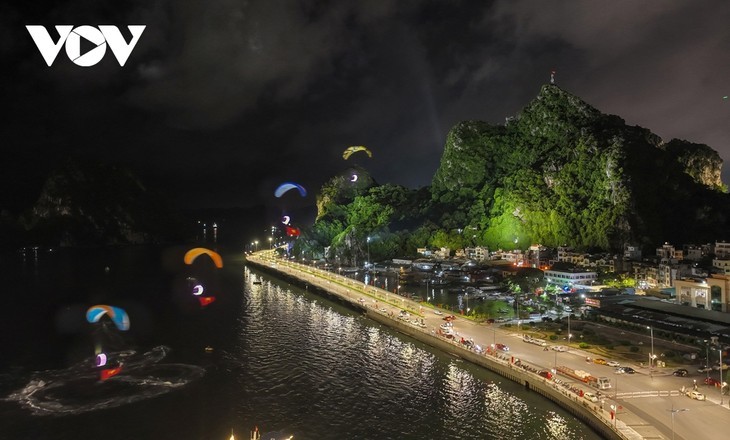 Beeindruckende Vorführung des Wellenreitens in der Halong-Bucht  - ảnh 13