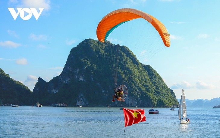 Beeindruckende Vorführung des Wellenreitens in der Halong-Bucht  - ảnh 5