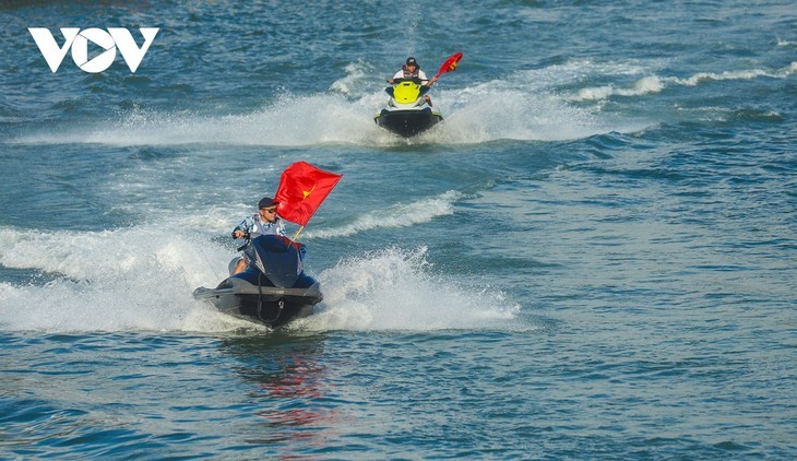 Beeindruckende Vorführung des Wellenreitens in der Halong-Bucht  - ảnh 7