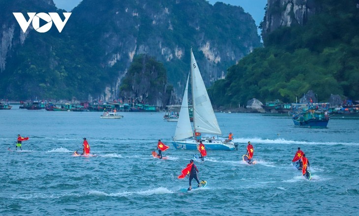 Beeindruckende Vorführung des Wellenreitens in der Halong-Bucht  - ảnh 8