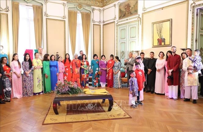 Tracht Ao Dai – Kulturbrücke zwischen Vietnam und Belgien - ảnh 1