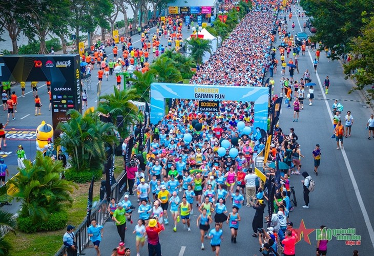 Tausende Sportler aller Leistungsniveaus nehmen am Longbien Garmin Run 2024 teil - ảnh 1