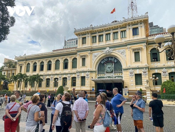 Immer mehr Touristen aus Nordostasien und Europa kommen nach Vietnam - ảnh 1