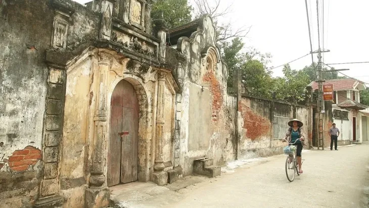 Fashion- und Kunstveranstaltung im 500-jährigen Dorf von Hanoi - ảnh 1