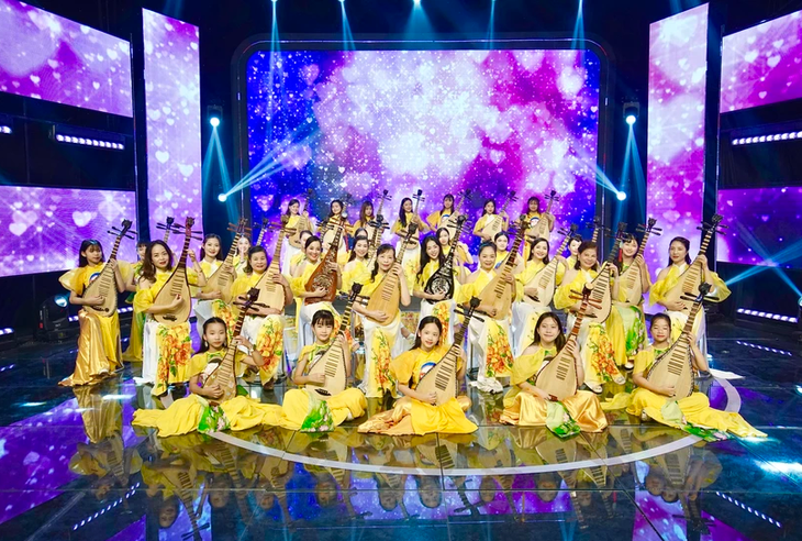 Viele Pipa-Künstlerinnen spielen das Musikstück „Kreidestaub” zum vietnamesischen Lehrertag - ảnh 1