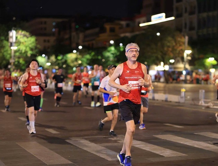 Mehr als 17.000 Sportler nehmen am internationalen Marathon in Ho-Chi-Minh-Stadt teil - ảnh 1