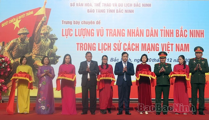 Ausstellung der Fotos und Dokumente zum 80. Gründungstag der vietnamesischen Armee - ảnh 1