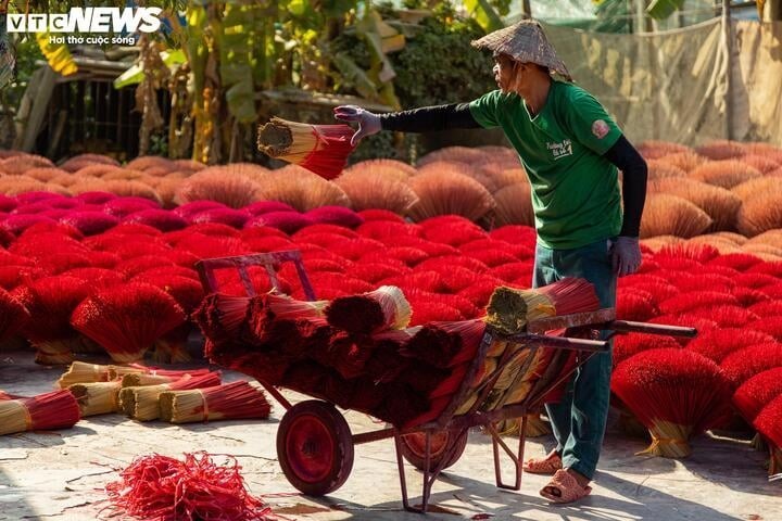 Das über 100 Jahre alte Räucherstäbchendorf in Hanoi beschäftigt sich mit der Räucherstäbchen-Produktion vor dem Neujahr - ảnh 13