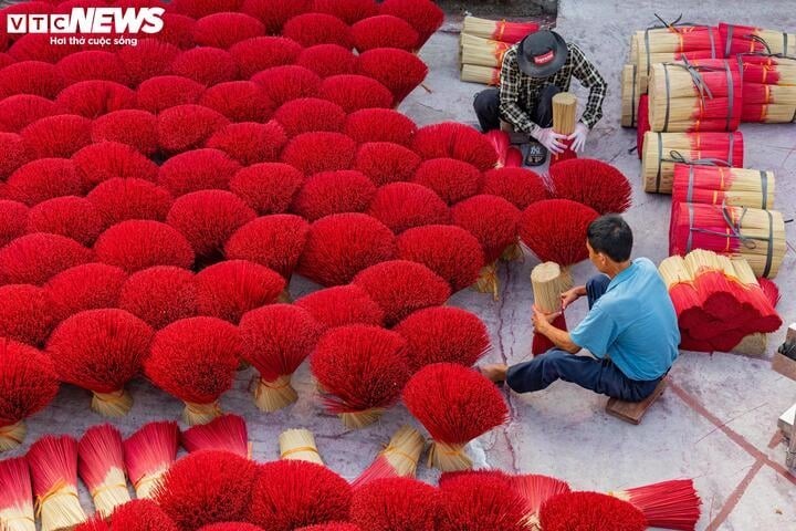 Das über 100 Jahre alte Räucherstäbchendorf in Hanoi beschäftigt sich mit der Räucherstäbchen-Produktion vor dem Neujahr - ảnh 14