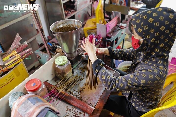 Das über 100 Jahre alte Räucherstäbchendorf in Hanoi beschäftigt sich mit der Räucherstäbchen-Produktion vor dem Neujahr - ảnh 17