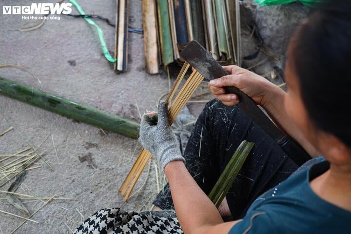 Das über 100 Jahre alte Räucherstäbchendorf in Hanoi beschäftigt sich mit der Räucherstäbchen-Produktion vor dem Neujahr - ảnh 7