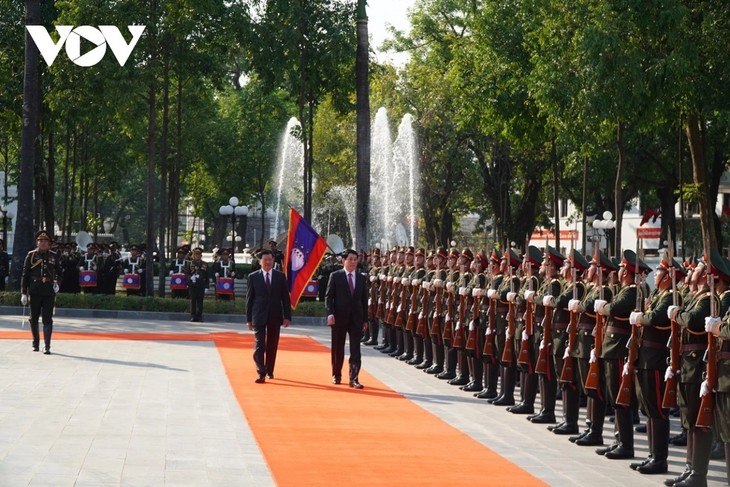 Staatspräsident Luong Cuong startet Besuch in Laos - ảnh 2