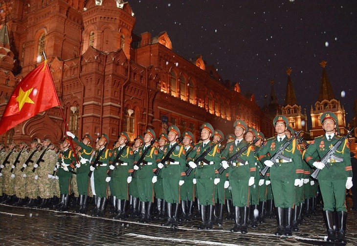 Vietnamesische Armeetruppe nimmt an der Parade auf dem Roten Platz in Russland teil - ảnh 1