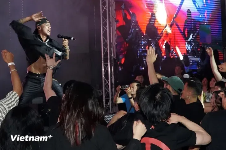 Konzert der Rock-Band „The Wall” in Berlin  - ảnh 1