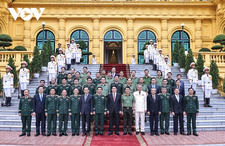 Staatspräsident Luong Cuong überreicht Ernennungsurkunden an hochrangige Armee- und Polizeioffiziere - ảnh 1