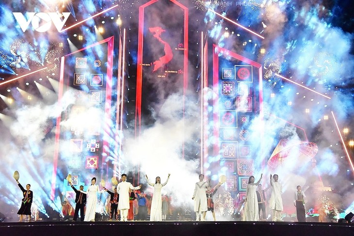 Kunstdarbietung „Ho-Chi-Minh-Stadt – Vertrauen und Ehrgeiz” in Hanoi - ảnh 1