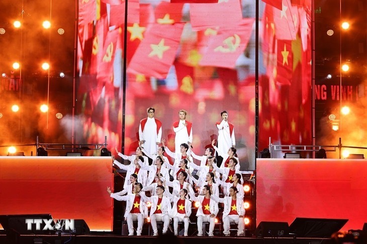 Über 10.000 Zuschauer versammeln sich beim Konzert „Stolz auf Vietnam“ - ảnh 1