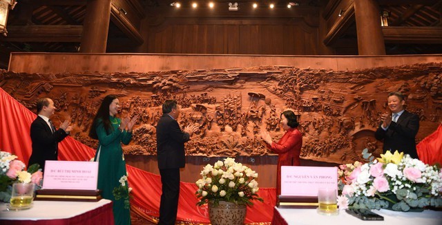 Literaturtempel erhält Holzschnitzerei „Rückkehr in die Heimat, um den Ahnen Dank zu erweisen“ - ảnh 1