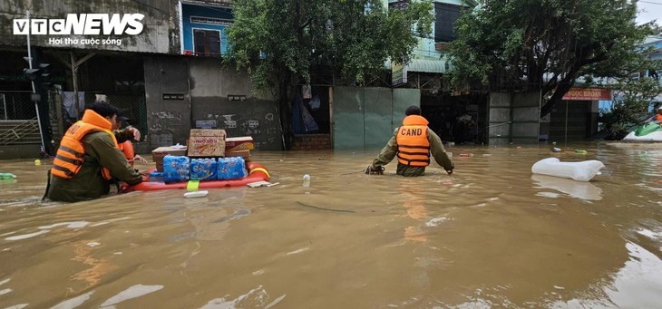 Gesamtbild der Überschwemmungen in Süd-Zentralvietnam: Zehntausende Häuser stehen tief unter Wasser  - ảnh 10